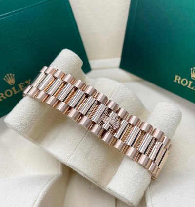 Rolex Day-date 40 Unworn Day-date 40mm 228235 Rose Gold Fluted White Roman Dial Presidential Bracelet
