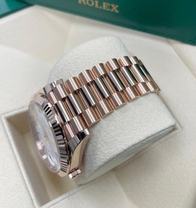Rolex Day-date 40 Unworn Day-date 40mm 228235 Rose Gold Fluted White Roman Dial Presidential Bracelet