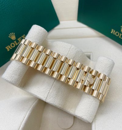 Rolex Day-date 40 Unworn Day-date 40mm 228238 Yellow Gold Presidential Band Onyx Black Baguette Dial