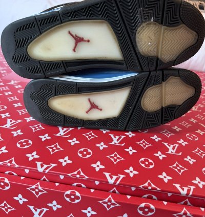 Jordan 4 Travis Scott