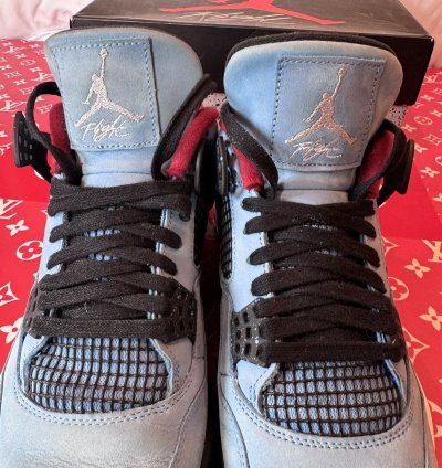 Jordan 4 Travis Scott