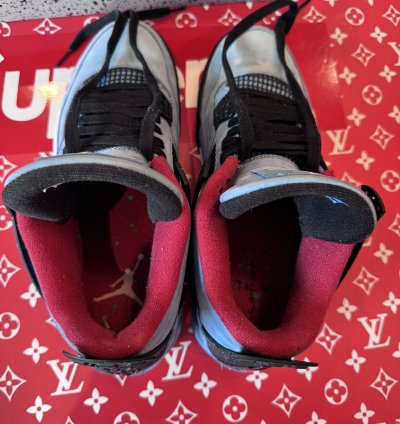 Jordan 4 Travis Scott