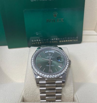 Rolex Day-date 40 White Gold Day-date 40 Olive Green Bevelled Roman Dial - President Bracelet