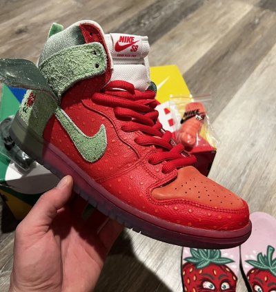 Nike Sb Dunk High Strawberry Cough