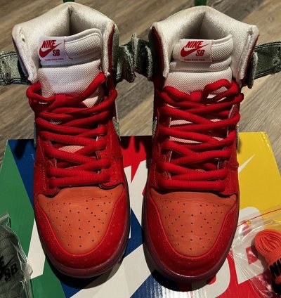 Nike Sb Dunk High Strawberry Cough
