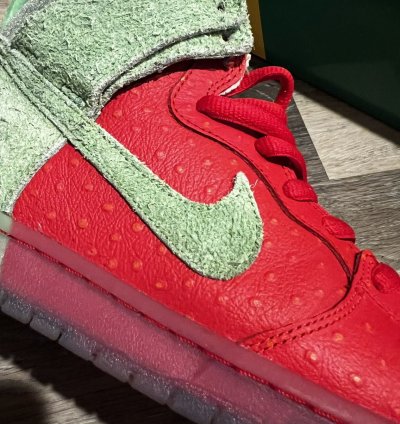 Nike Sb Dunk High Strawberry Cough