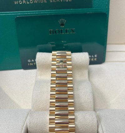 Rolex Day-date 40 Yellow Gold Day-date 40mm Green Roman Dial 228238