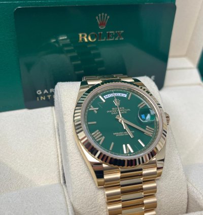 Rolex Day-date 40 Yellow Gold Day-date 40mm Green Roman Dial 228238