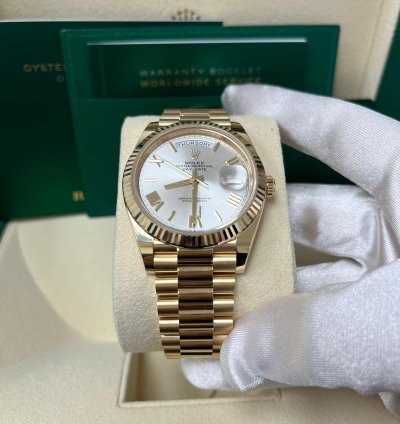 Rolex Day-date 40 Yellow Gold Silver Roman Dial Fluted Bezel 228238