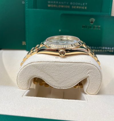Rolex Day-date 40 Yellow Gold Silver Roman Dial Fluted Bezel 228238