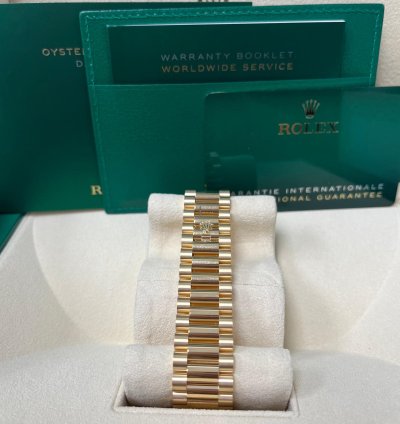 Rolex Day-date 40 Yellow Gold Silver Roman Dial Fluted Bezel 228238