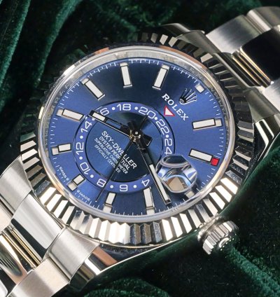 Rolex Sky-dweller Mint Complete Set Sky Dweller Sunray Blue Dial White Gold Steel Oyster 336934-0005