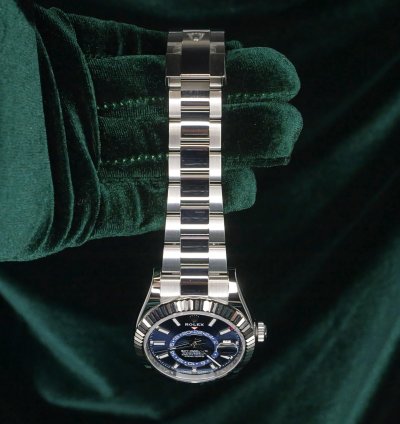 Rolex Sky-dweller Mint Complete Set Sky Dweller Sunray Blue Dial White Gold Steel Oyster 336934-0005