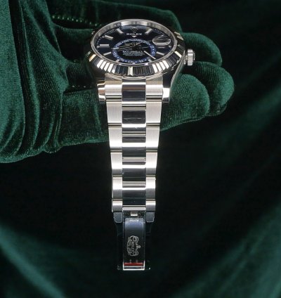 Rolex Sky-dweller Mint Complete Set Sky Dweller Sunray Blue Dial White Gold Steel Oyster 336934-0005