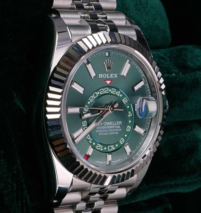 Rolex Sky-dweller Mint Complete Set Sky-dweller Green Dial 42mm Fluted Bezel White Gold Jubilee 336934