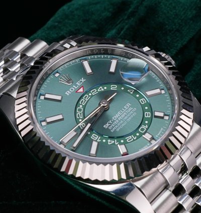 Rolex Sky-dweller Mint Complete Set Sky-dweller Green Dial 42mm Fluted Bezel White Gold Jubilee 336934