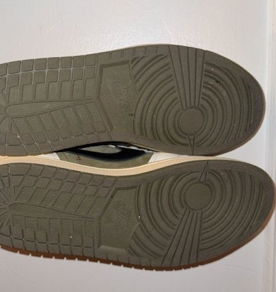 Medium Olive Travis Scott 1s