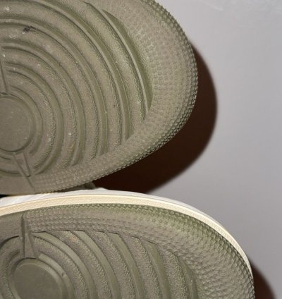 Medium Olive Travis Scott 1s