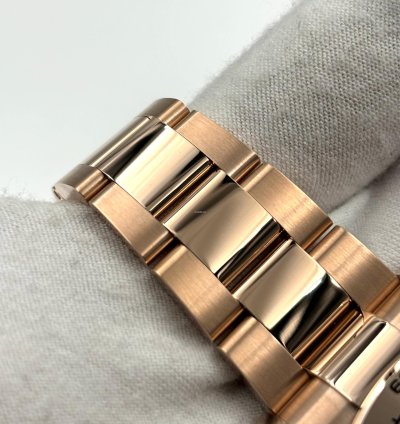 Rolex Daytona Unworn Cosmograph Daytona 40mm Sundust Dial Rose Gold Bracelet 126505 Box Papers 2024