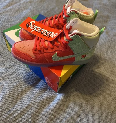 Nike Sb Dunk Strawberry Cough