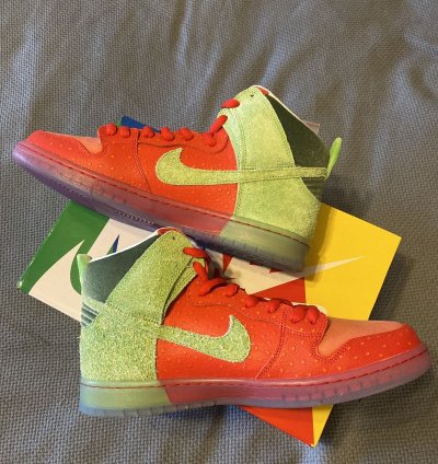 Nike Sb Dunk Strawberry Cough