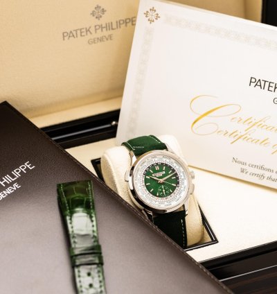 Patek Philippe World Time Chronograph Ref 5930p-001 950 Platinum Green Dial Box Papers Bj-2022 Excellent Eu