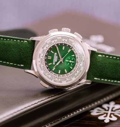 Patek Philippe World Time Chronograph Ref 5930p-001 950 Platinum Green Dial Box Papers Bj-2022 Excellent Eu
