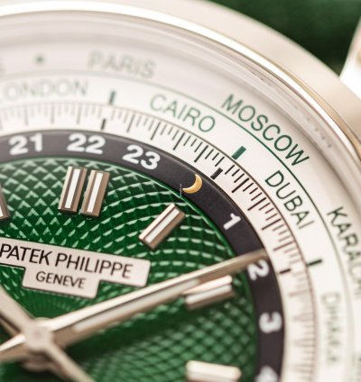 Patek Philippe World Time Chronograph Ref 5930p-001 950 Platinum Green Dial Box Papers Bj-2022 Excellent Eu