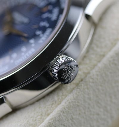 Patek Philippe World Time Platin - Blue - Like New - German Papers - Fullset - 05 2023