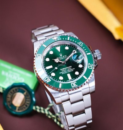 Rolex Submariner Date Green Hulk - Like New