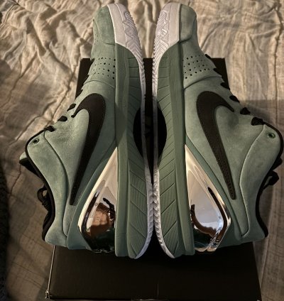 Kobe 4 Girl Dad Deadstock