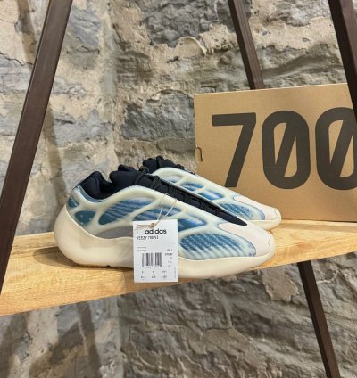 Adidas Yeezy 700 V3 Kyanit Sneakers