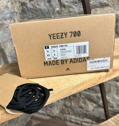 Adidas Yeezy 700 V3 Kyanit Sneakers