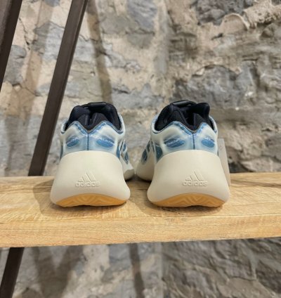 Adidas Yeezy 700 V3 Kyanit Sneakers