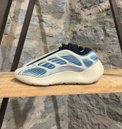 Adidas Yeezy 700 V3 Kyanit Sneakers