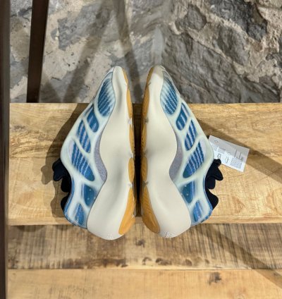 Adidas Yeezy 700 V3 Kyanit Sneakers