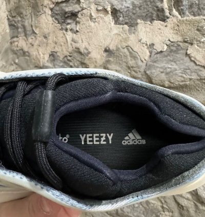 Adidas Yeezy 700 V3 Kyanit Sneakers