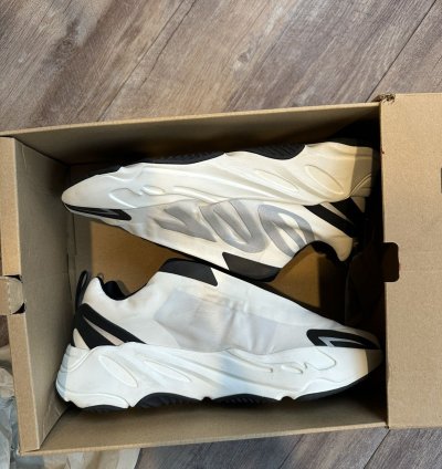 Adidas Yeezy Boost 700 Mnvn Analog