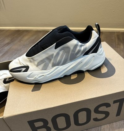 Adidas Yeezy Boost 700 Mnvn Analog