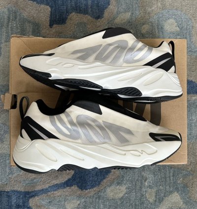 Adidas Yeezy Boost 700 Mnvn Laceless Analog