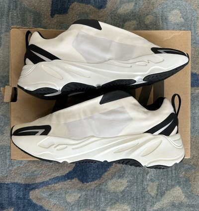 Adidas Yeezy Boost 700 Mnvn Laceless Analog