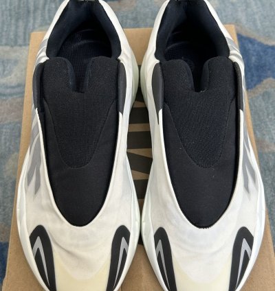 Adidas Yeezy Boost 700 Mnvn Laceless Analog