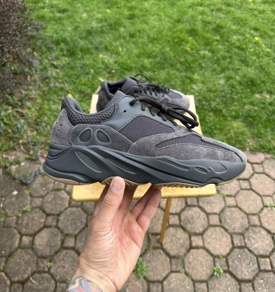Adidas Yeezy Boost 700 Utility Black Sz 11