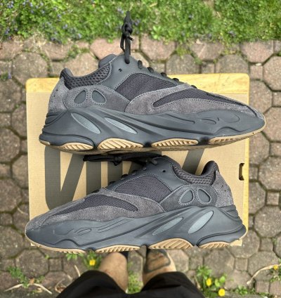 Adidas Yeezy Boost 700 Utility Black Sz 11
