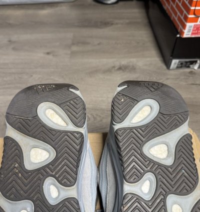 Adidas Yeezy Boost 700 V2 - Hospital Blue 2019