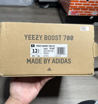 Adidas Yeezy Boost 700 V2 - Hospital Blue 2019