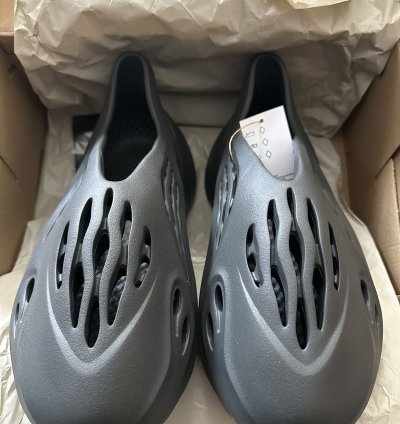 Adidas Yeezy Foam Runners Carbon