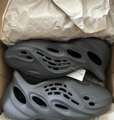 Adidas Yeezy Foam Runners Carbon