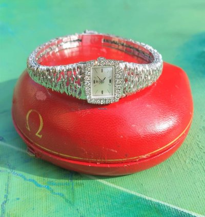 Omega Ladies Gilbert Albert 28 Diamonds Naturalistic Design Rare Frisson Or