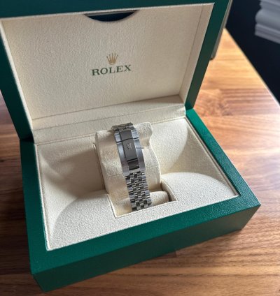 Rolex Sky-dweller 2025 Mint Green Sky-dweller On Jubilee - Complete - 336934